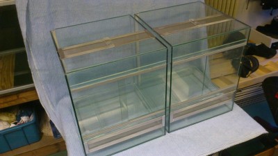 Av det gamla akvariet blev det  2 st terrarier.