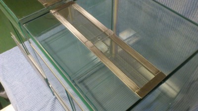 Övre ventilationen med hål för<br />vattendysan.