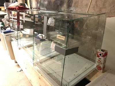 Mjölkpaket som referens. Mått 50x60x60