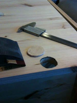 Så kan det gå om man fräser med dremel  hehe, Blev ett skapligt märke i border =/ Hade ingen borr med rätt diameter. Råkade fräsa rakt igenom skivan, skulle göra hål för  gångjärnet.