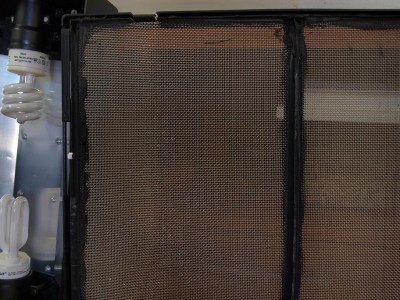 Bytte ut nätet i toppen eftersom det gamla rostade sönder. Hur tänkte exo-terra här? Det nya är ett aluminiumnät som jag böjde till i kanterna så att det passade in i springorna och sen silikonade jag.