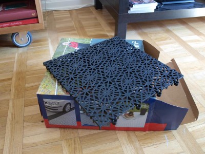 Eftersom "eggcrates" är i stort sett omöjligt att hitta i sverige så får man ta vad som finns. Bergo Royal från Bergo Floor kostar ca 150 kr kvadratmetern, jag köpte två kvadrat för ett par år sedan och har en del kvar. Kommer inte köpa det igen då det är lite ostabilt för detta ändamål. Man får vara nog med att stötta upp det ordentligt.