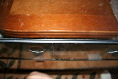 En list sattes i nederkant för att hålla frontglset på plats