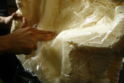 !!TIPPS!! i och med att inte fog skum håller tätt så sätter jag sedan gladpack över silikonet och trycker ut det till en jämn yta och tar bort lufft bubblorna sedan effter 5 timmar typ tar jag bort plassten utan att silikonet sitter fasst i det! Tada en jämn och fin yta 100% vatten tät lättare äm att grisa runt med fingrarna i skiten