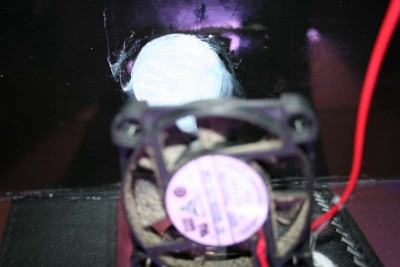 På insidan terrariet där metallbrickan till magnetlåset sitter har jag smetat silicon för att undvika rost. Man skymtar även fläkten som ska ge luften lite rörelse.