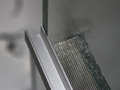 En liten listbild.<br />Glaset som man ser kortsidan på är 5mm så det ger lite perspektiv på hur smal glipan mellan glasen blir när dörren ska glida i skenan.