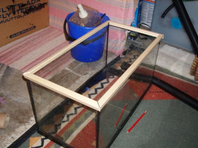 Ramen ligger löst på plats.