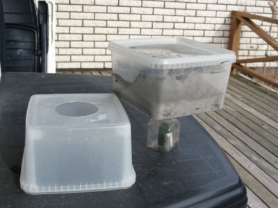 Bottenflaskan skruvas bort då odlingen ska skattas. Tanken är att flaskan ska innehålla ett gäng hoppstjärtar. Vänstra burken är bara ett stöd.
