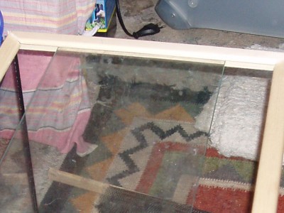 Att placera glaset i mitten blir nog bäst tror jag. Då kommer ljuskällan bättre till sin rätt. Terrariumet kommer stå så man ska kunna se in på begge långsidorna.