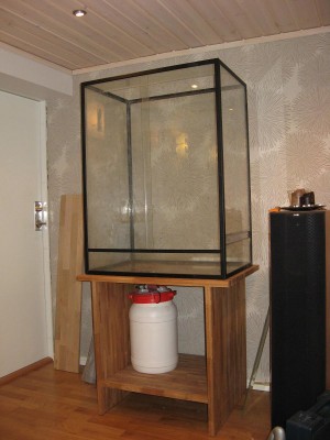 Hur terrariet ser ut nu. Under står ett regnsystem från Herperschoise.