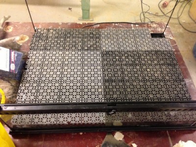 byggde först en bottnen i  "garage golv" för att bli av med överflödigt vatten, borrade även ett hål i hörnet för att kunna sätta ned ett elrör så man lätt kan koppla på en vanlig vattenslang och suga ur för att byta "grundvattnet"