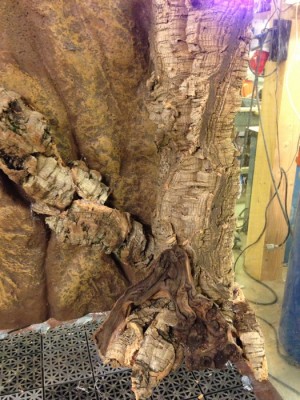 sedan silikona jag fast den tillhörande exoterra bakgrunden och började limma fast bitar av rötter och kork