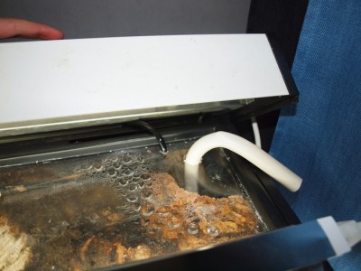 sådär leder elröret ut som går ned till vattnet på bottnen, man sätter bara fast en vattenslang och suger ut vattnet när man ska byta