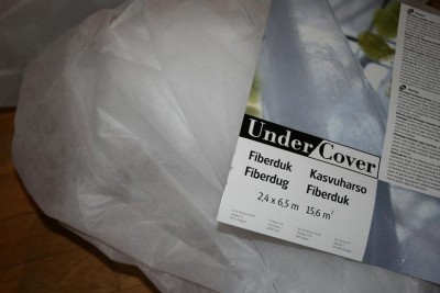 Fiberduk. Ska täta med det i fram vid ventilationen, hoppas på att det funkar. Kostade inte så mycket så det va bra :P