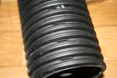 Ett lite rör som jag ska använda, det ska kläs in i fiberduk är det tänkt. Det är massa små hål iden. Så planen är att ha jord och torv runt den och sen fiberduk på det. Får se om det funkar. Förslag?