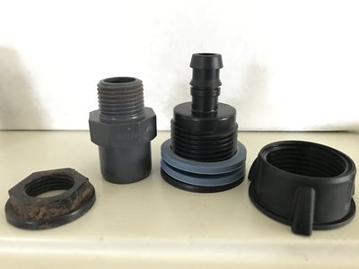 Till vänster en klassisk PVC-genomföring. Till höger en ny spelare!