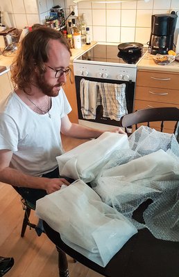Och i det plockar vi fram tre mindre paket inslagna i nån slags isolerplast...spänningen stiger!