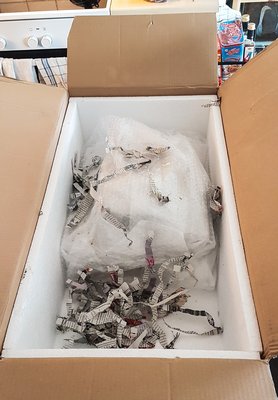 När vi grävt bort tidningarna hittar vi ett paket inslaget i bubbelplast.