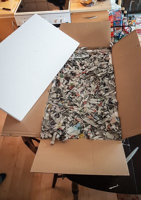 Detta paket är inklusive "Frost Insurance", gissningsvis är frigoliten det extra man får. Allt inbakat i trasiga hollänska tidningar. En liten bonus för den som gillar pussel. Kan man språket blir det kanske för lätt.