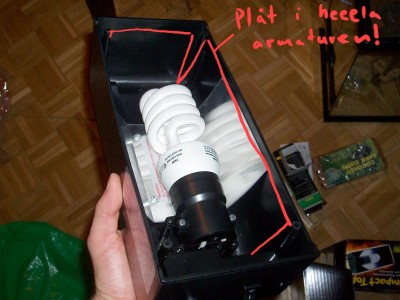 Armaturen behöver en ny reflektor, den som satt i är för dålig. En ny reflektor skulle hjälpa till att utnyttja ljuskällan mycket bättre!