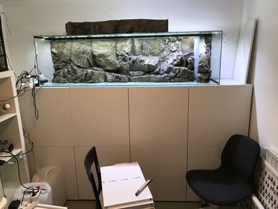 Bilden visar olika belysning. Ena sidan har gulare belysning, andra vitare.