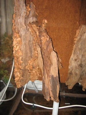 Närbild på "vattenfallet" och dess stöd som är en rundstång av PVC.