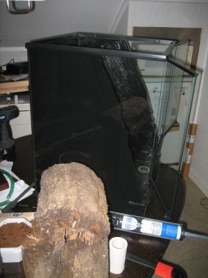 Strecket markerar var xaxim-plattan kommer sluta, överflödet av silikon får jag skära bort när allt är klart.