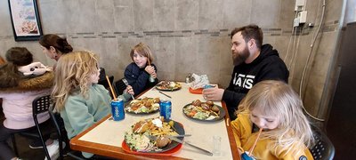 Välbehövlig lunchbreak på Söder. Här inmundigas falafel och säkert planeras också för smurfgrodans hemkomst. (Foto: Johan Löfman)