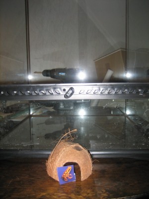 En av "hyddorna" jag skall försöka knö in på något estetiskt sätt.<br />I bakgrunden syns dräneringshålen i det bakre glaset. Ett för avrinning och ett för total dränering medelst hävert.