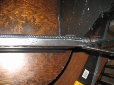 Ventilationen återmonterad, med lite synlig markduk genom slitsarna.