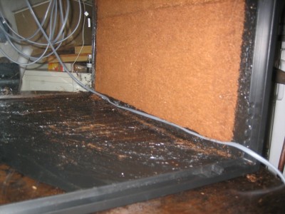 Värmekabeln läggs i hålrummet som blir i hörnen. Glipan som eventuellt blir mellan plattorna får jag fylla igen med xaxim-strö i efterhand.