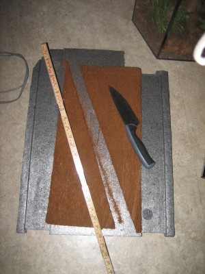 Frigolit som arbetsbänk, tumstocken som rätskiva och kökskniven som såg.