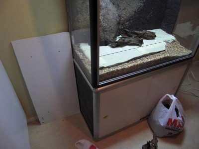 jag har hällt ner en massa akvariegrus så att man slipper se epiweben och filter mattan