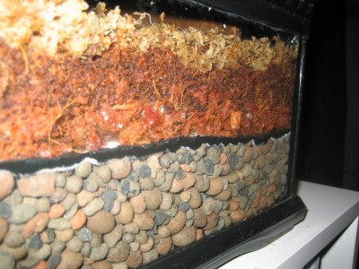 Substrat och botten, separerat av markduk, i genomskärning.