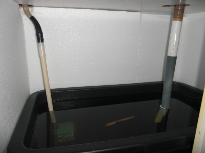 här kommer en bild på underskåpet som ni kanske märker så har jag klätt in vägarna runt själva karet med cellplast.<br />detta har jag gjort för att helt döda ljudet från pumpen;)