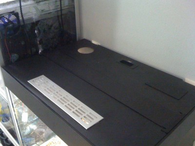 Här syns den modifierade toppen. Två st 40 mm fläktar ska installeras framtill och en 80 mm i bakre vänstra hörnet.